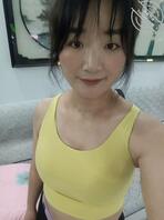 把我妈绑在公厕里，野爹们想怎么玩，求排队群P我妈的大骚逼