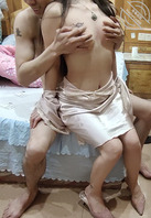 [原创绿帽之王]被老婆安排去买夜宵，兄弟等不及的就来家里偷我老婆了，露脸2