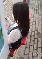射到等车的眼镜妹头发上1