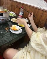 216、和姐姐姐夫吃完饭后,姐夫有事,姐姐要我陪她散步,时不时还摸我鸡吧1