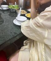 216、和姐姐姐夫吃完饭后,姐夫有事,姐姐要我陪她散步,时不时还摸我鸡吧2