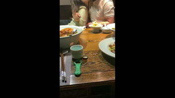 吃饭就吃饭你操我老婆干嘛