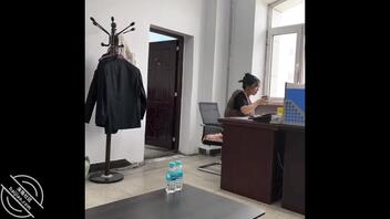 女同事喝尿，有所察觉，真刺激！0