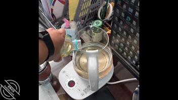 女同事喝尿，有所察觉，真刺激！1