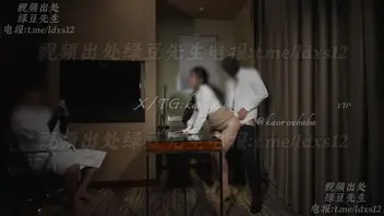 会员群订阅视频《晋升交易》 为了赢得晋升机会，妻子主动献身领导。领导：夫人 你也不想你的老公失去工作吧？2