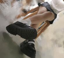 桌下偷拍裤袜女大学生