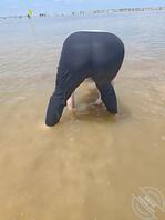 海边赶海偷拍妈妈的大屁股0