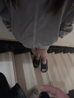 16.带着老婆在小区地下车库玩电动棒，好多车好多人啊。