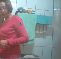 本地的同好大哥託付分享的，偷拍自家的熟女表姐，分享過來這給各位大大們觀賞