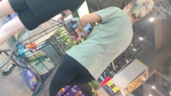 偷拍紧身瑜伽裤0