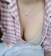 骚逼大奶母狗 喜欢给人发裸照0