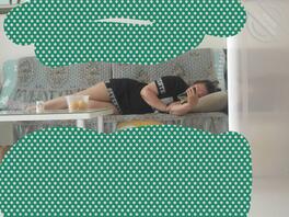 (原创)爸爸不在家,下班发现妈妈在自慰,淫荡太浪了用淫穴夹吸我的鸡巴。2