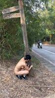 【露出专题】端午骚逼全裸在公路上行走，被卡车司机看光0