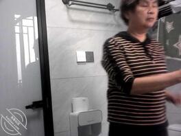 再次偷拍丈母娘洗澡，岳母的奶子依旧坚挺