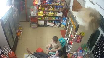 60岁老妈在老家开便利店，最近发现大伯很晚来看电视又摸大腿的，这正常吗？1