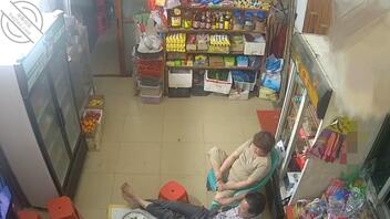 60岁老妈在老家开便利店，最近发现大伯很晚来看电视又摸大腿的，这正常吗？