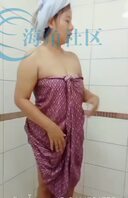 妈妈洗澡时自慰