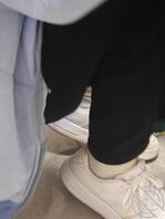 表妹来家里借宿，直接撸射她的白袜鞋