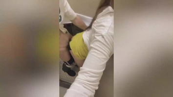 长途火车索然无味去厕所来一炮解解乏（更多资源已传付费群）