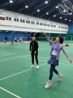 丈母娘约我去打羽毛球  完事还带我去做按摩  偷拍裸足美脚回家撸射骚高跟