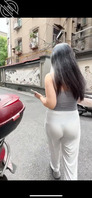 少妇小翘臀穿这么明显的丁字裤出门，平时在外面没少勾引男人，没少被操吧？0