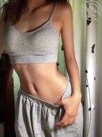 【分享】某平台网红主播在视频房间里自慰,极品身材淫水狂喷2