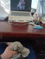 办公室打胶，看着骚逼的照片，母女祖孙三代的，小吊带0