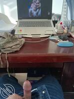 办公室打胶，看着骚逼的照片，母女祖孙三代的，小吊带2