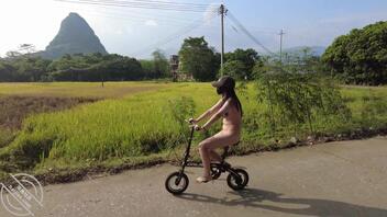 【露出专题】骚逼全裸在乡村公路上骑自行车，骑车路过的大姐都惊呆了2