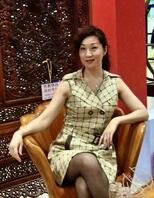 妈妈 55 岁，离婚多年，一直靠卖保险维持生活，她喜欢穿丝袜和丁字裤