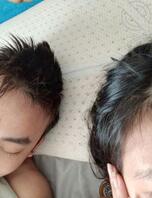 登上很久不看的QQ,偶然看到女儿和她男朋友的合照。气愤而又无赖呀。1