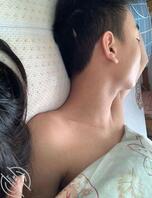 登上很久不看的QQ,偶然看到女儿和她男朋友的合照。气愤而又无赖呀。2