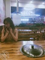 就喜欢把逼露出来---香锅店里玩全裸露出，真不怕有人进来吃饭啊