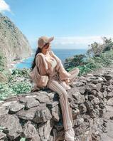 「长发雪乳模特」运动套装去海岸散步，细肩带小背心「爆乳弧度」好厉害！2