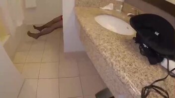 潮喷淫娃风骚姐姐在浴室把她操喷了黑丝骚逼姐姐极度淫荡