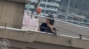眼镜婊子看着就骚