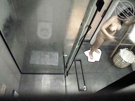 大胸妹洗澡，想看进来2