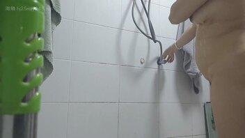 偷拍我妈洗澡