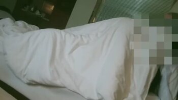 极品女友，哥们在的时候发骚，然后开干被录像，第一部