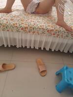 偷拍骚逼姐姐，去洗澡了，偷拍内衣，她玩电脑我偷拍她，她去趴着我还偷拍。1