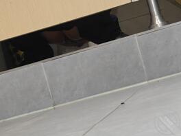 原创…！！偷拍加油站老阿姨加油员上厕所