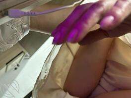 冒死偷拍女同事裙底风光内裤裙底骚内裤良家骚内裤1