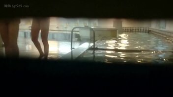 大神刁钻角度偷拍女浴室，白花花的肉体展露无遗