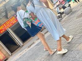 路边偷拍牛仔包臀裙少妇