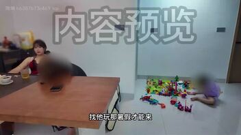 【真实乱伦】妹妹旁边全程观战 我操舅妈 和舅妈在玩玩具的妹妹旁调情操逼