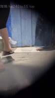真实偷拍两少妇甜蜜双排入厕，方言对话听不太懂，一个抽烟一个呕吐