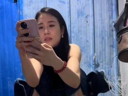 真实偷拍两少妇甜蜜双排入厕，方言对话听不太懂，一个抽烟一个呕吐0