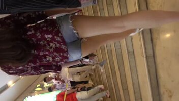 大街上跟拍牛仔超短裤的美腿