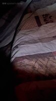 [原创19妈妈睡觉了偷偷扒开妈妈内裤看骚逼当场被妈妈捉着，在线求哄人办法