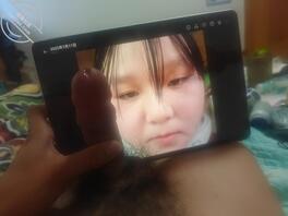 加个初中生妹子，对着她大脸撸管，还对着她妈妈照片撸，她骂我变态，太刺激了2